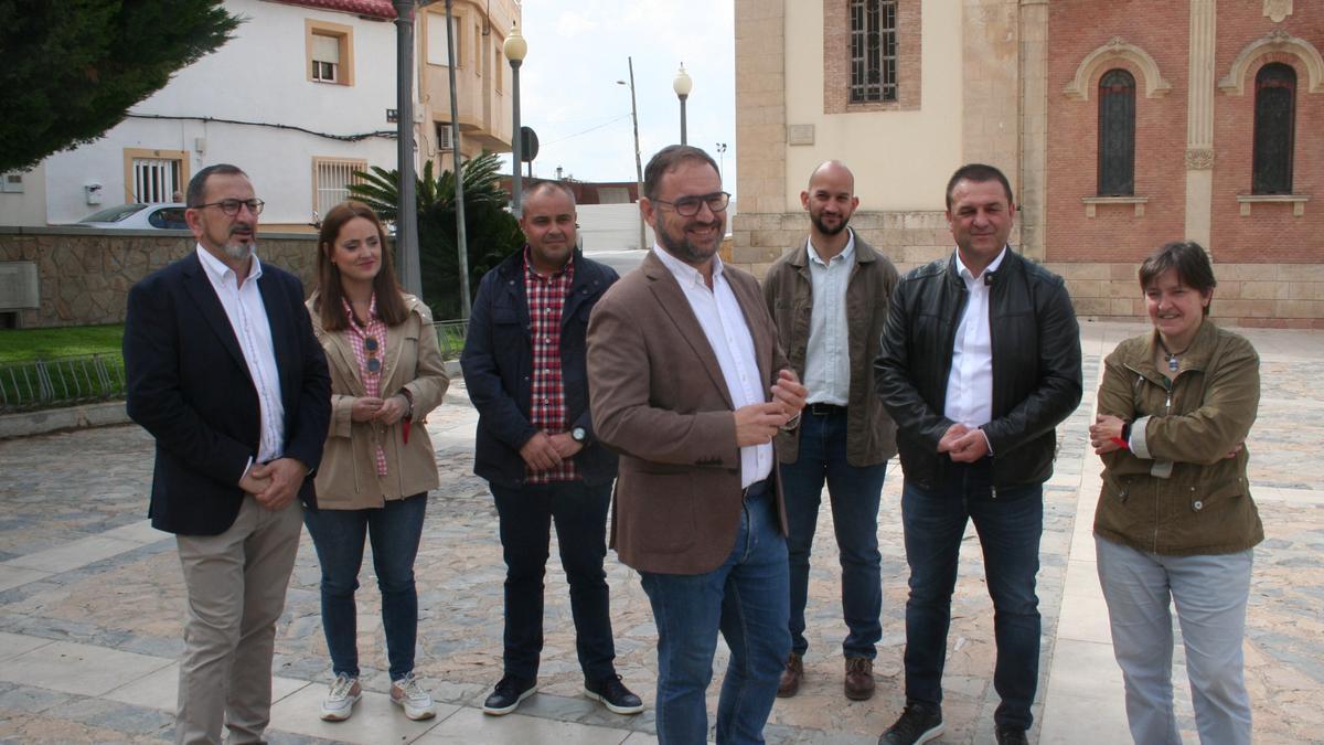 José Luis Ruiz, Irene Jódar, Miguel Ángel Clemente, Diego José Mateos, José Ángel Ponce, Juan Carlos Segura y María Dolores Chumillas, en el atrio del Santuario Parroquial de la Virgen de las Huertas.