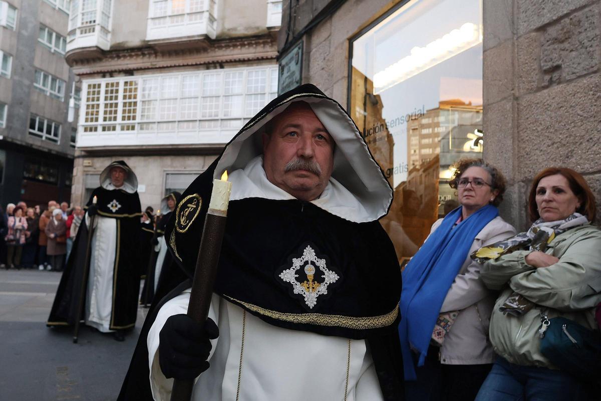 Penitente de la cofradía do Corpo Santo.