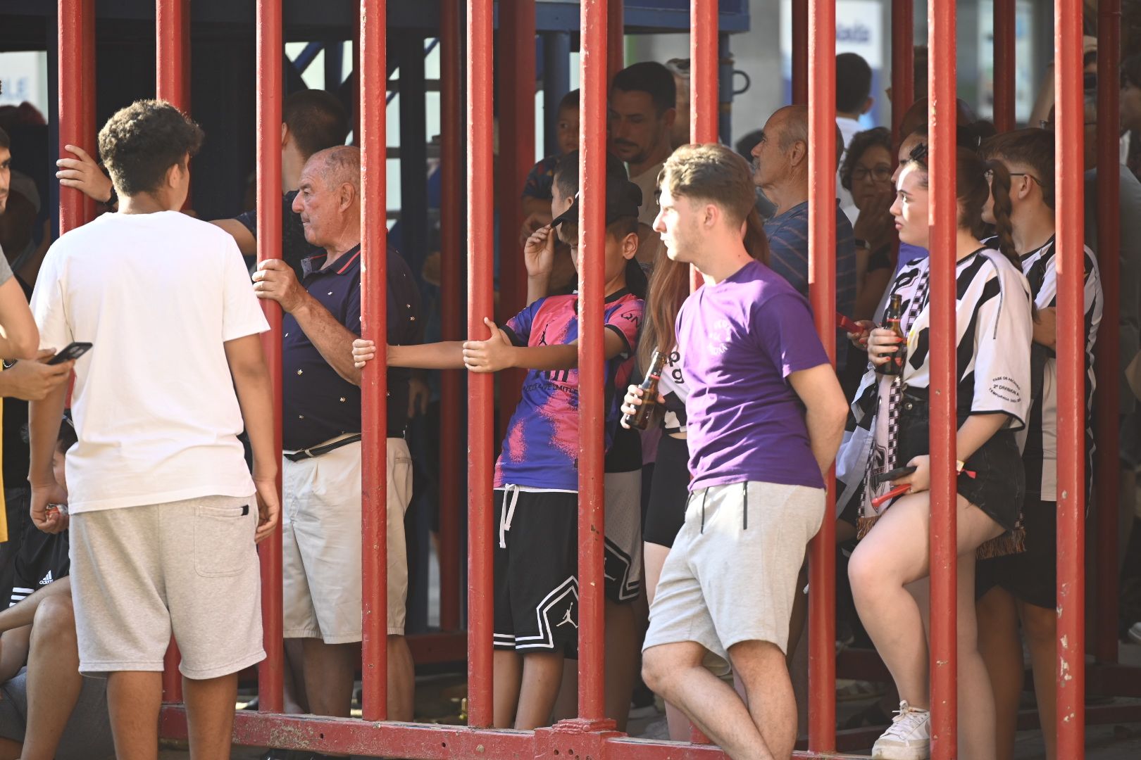 Las mejores imágenes del desfile y la entrada del toro por Sant Pere en el Grau