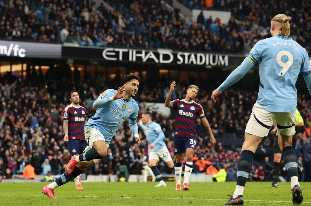 El jugador del City Omar Marmoush celebra el 3-0 durante el partido de la Premier en el que logró un triplete.