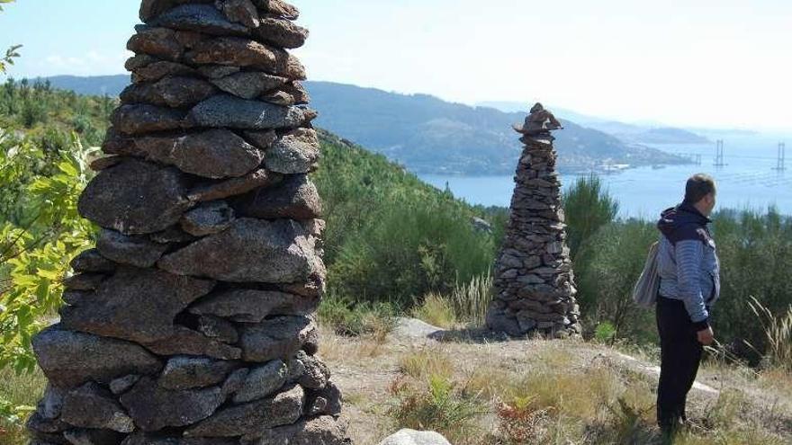 El Monte Outeiro Grande de O Viso ofrece unas espectaculares vistas de la ría de Vigo. // Faro