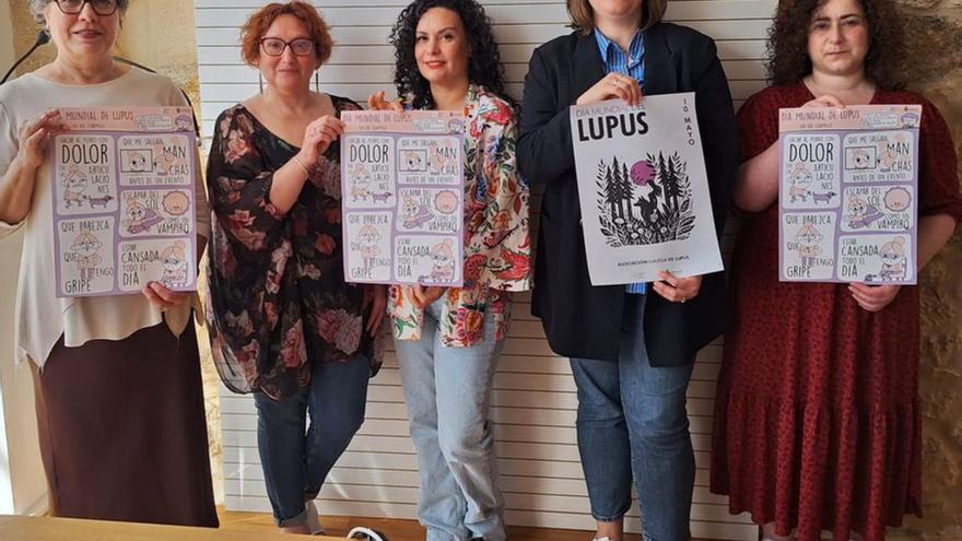 Pegada de carteles por el lupus en A Coruña