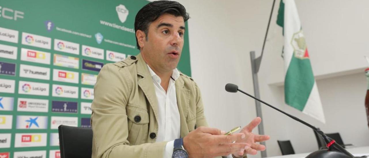 El director deportivo del Elche, Nico Rodríguez, ayer dando explicaciones en la sala de Prensa del Martínez Valero.