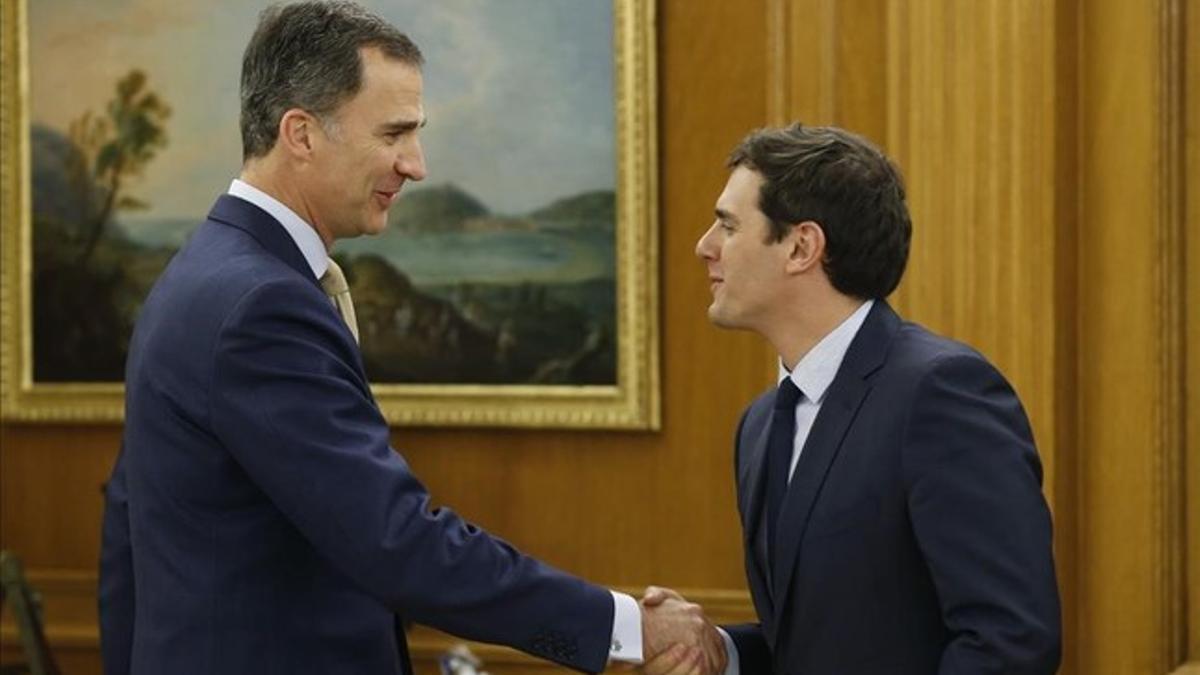 Albert Rivera saluda al Rey, este jueves en el Palacio de la Zarzuela.