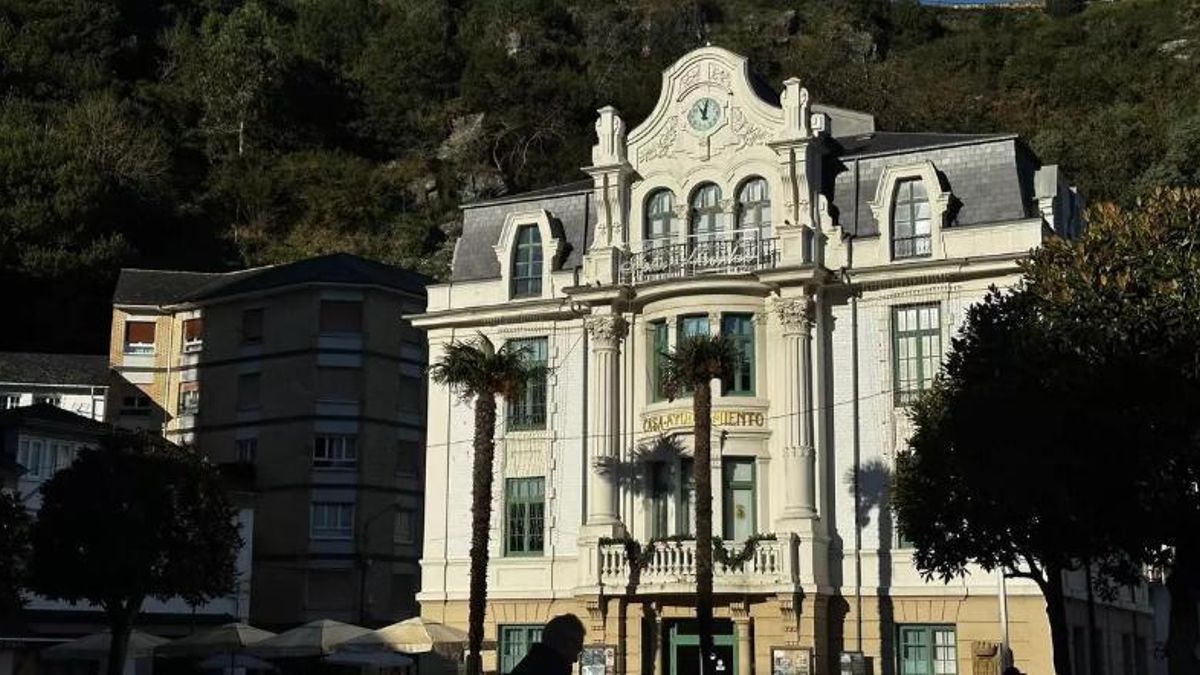 Edificio del Ayuntamiento de Valdés, en la plaza X El Sabio de Luarca.