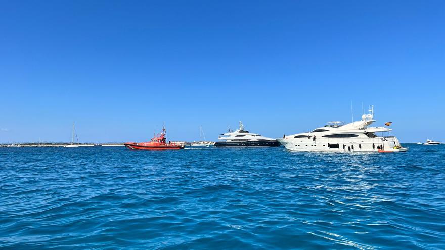 Rescate en Formentera de un yate de 31 metros de eslora que se hundía por una vía de agua