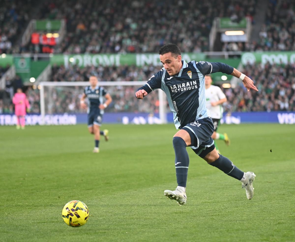 Diego Bri controla el balón en velocidad en el duelo entre el Córdoba CF y el Racing