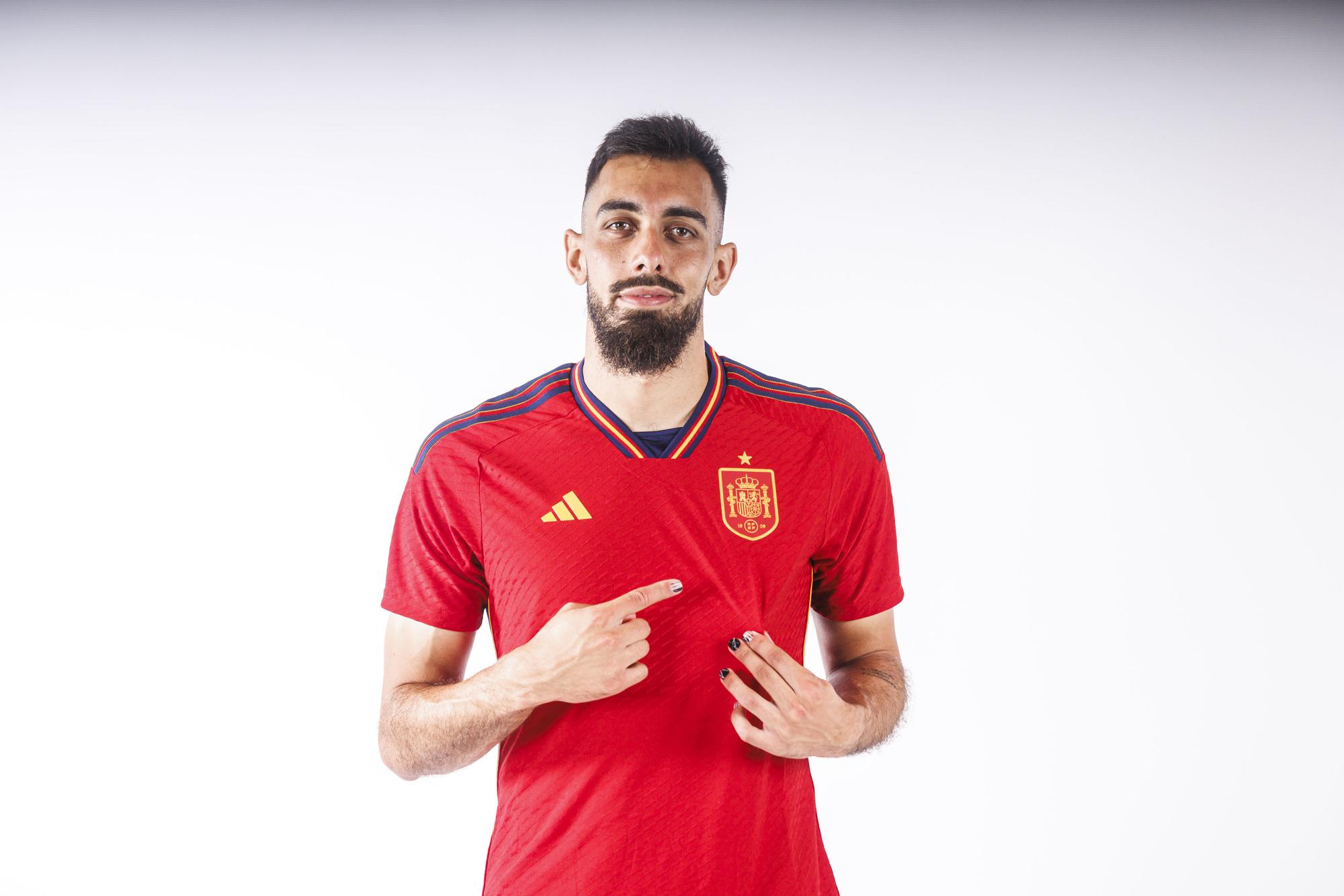 Borja Iglesias, en un posado con la Selección Española de fútbol.