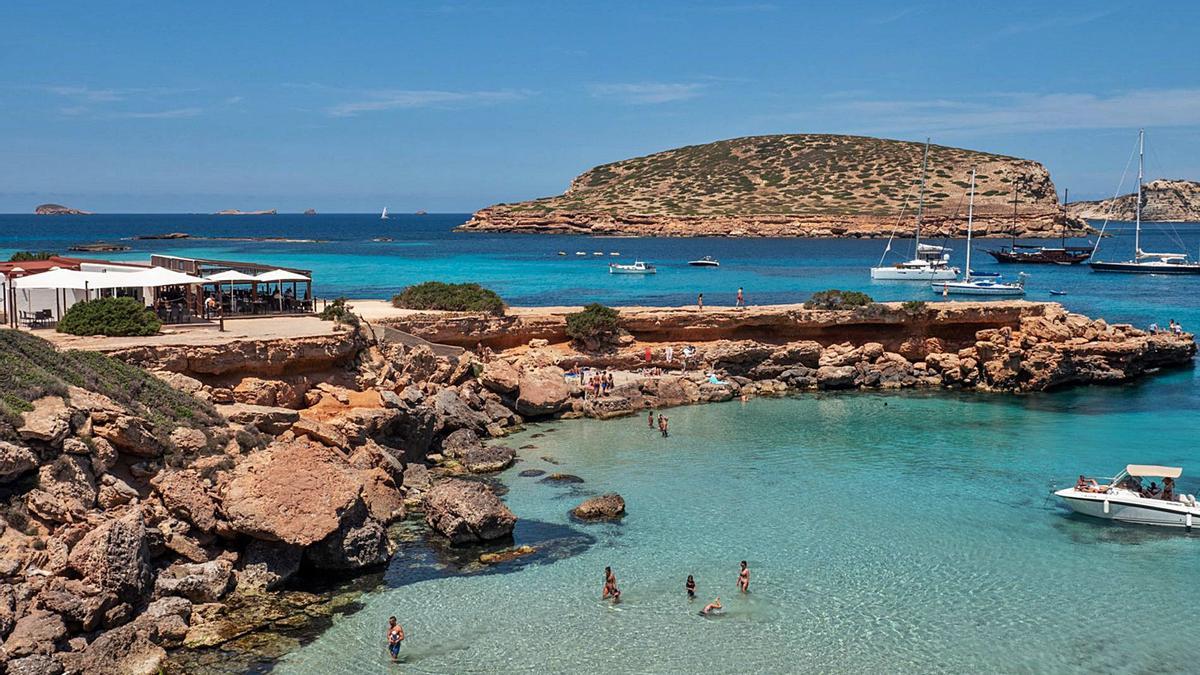 Las Platges de Comte son el escenario que envuelve al restaurante Ses Roques