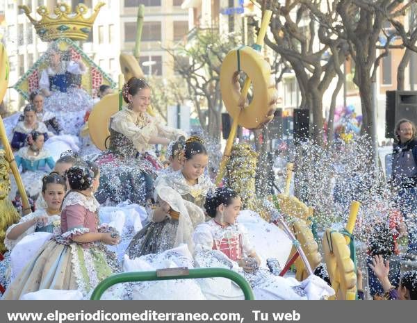 GALERÍA DE FOTOS - El Coso Multicolor inunda de confeti Castellón