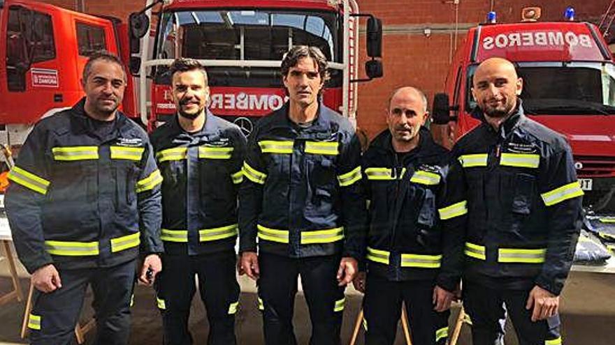 Bomberos voluntarios de Aliste con la nueva equipación.