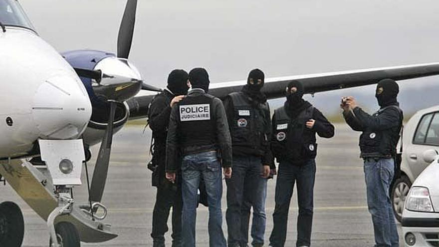 Los policías franceses que trasladaron a los etarras se hacen una foto al pie del avión.