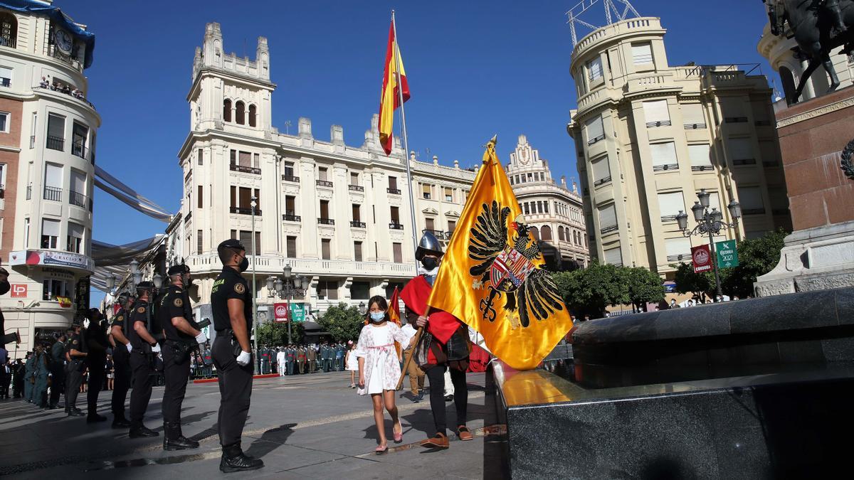 Izado de bandera en Las Tendillas en honor a la patrona de la Guardia Civil