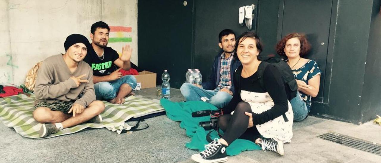 Carmela Fernández y Alba Otero en la estación de Keleti, en Hungría.