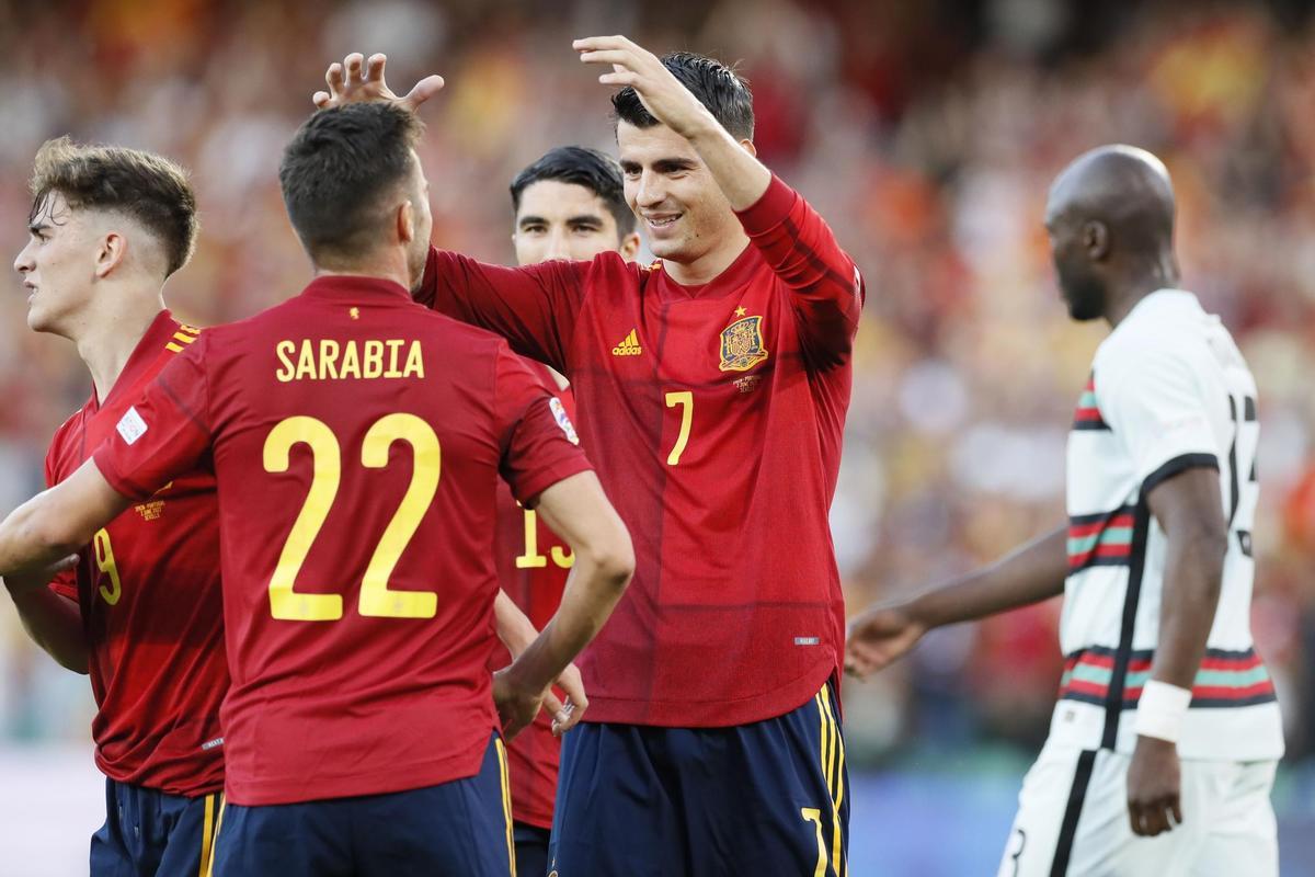 El delantero de la selección española Álvaro Morata celebra tras marcar ante Portugal, durante el partido de la Liga de Naciones que disputan en el estadio Benito Villamarín, en Sevilla. EFE/Jose Manuel Vidal