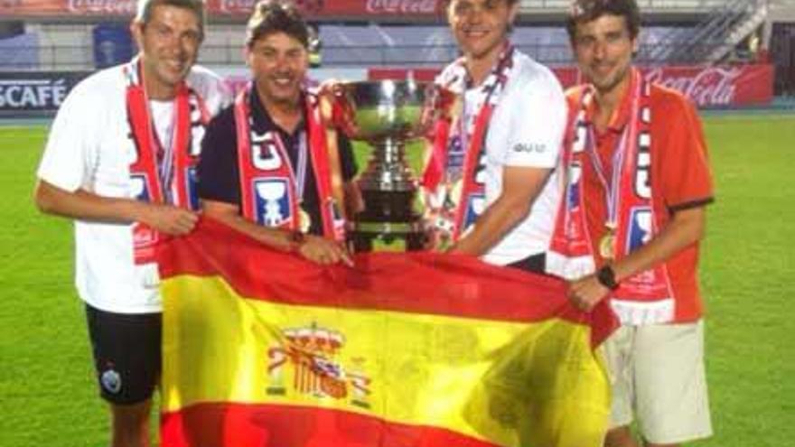 Alejandro Menéndez, segundo por la derecha, con sus ayudantes asturianos y la Supercopa de Tailandia.