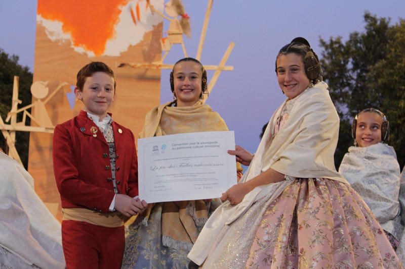 Entrega de los certificados de la Unesco a las Fallas infantiles