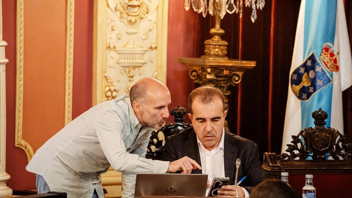 Jácome hace una consulta al secretario, Francisco Cacharro, durante el pleno de este viernes.