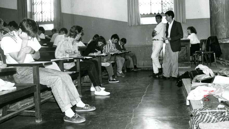 Alumnos en un examen de selectividad en 1990 en la Universidad de Zaragoza. | EL PERIÓDICO