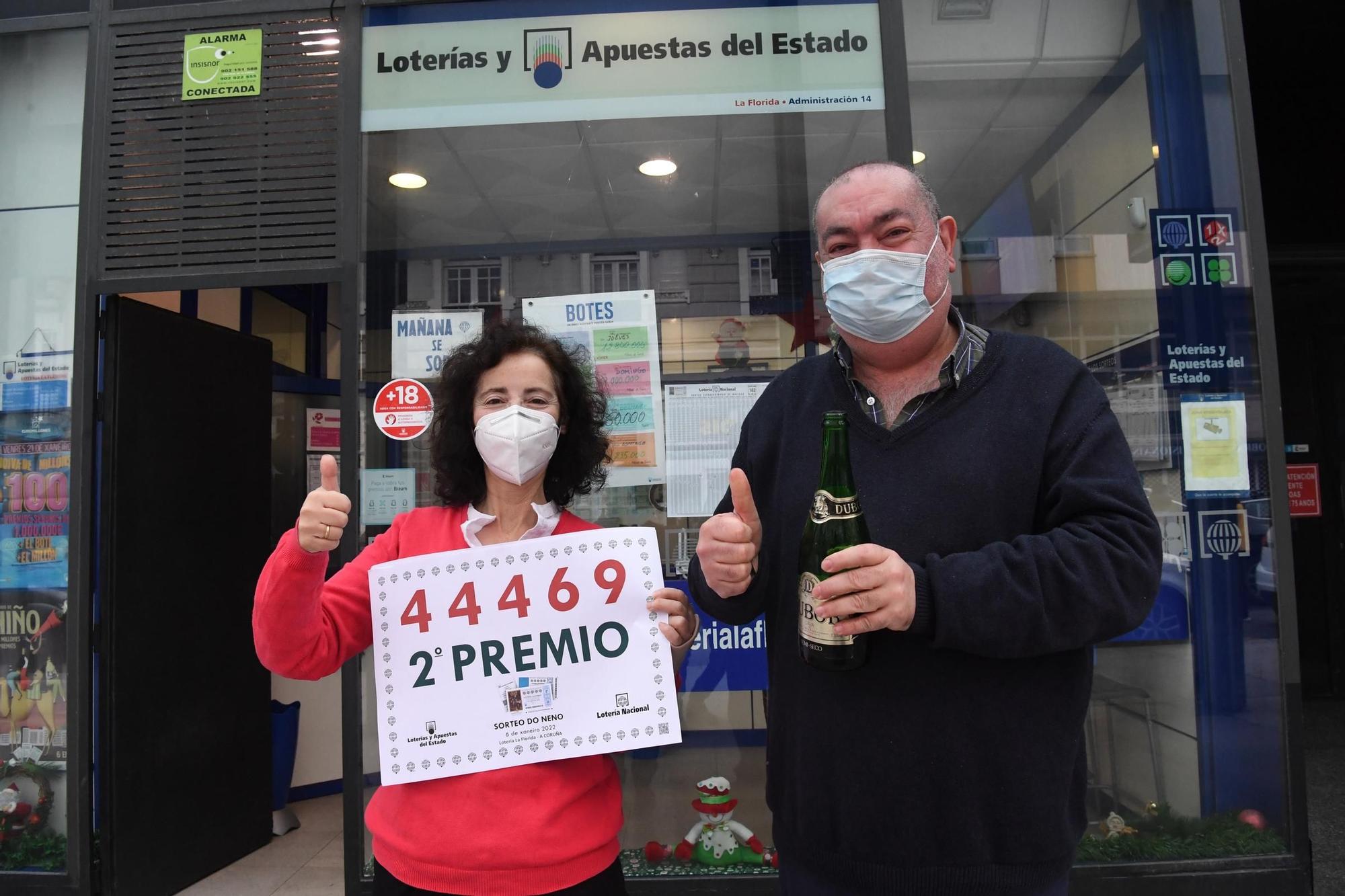 Loteros que repartieron el premio en la plaza de Lugo de A Coruña