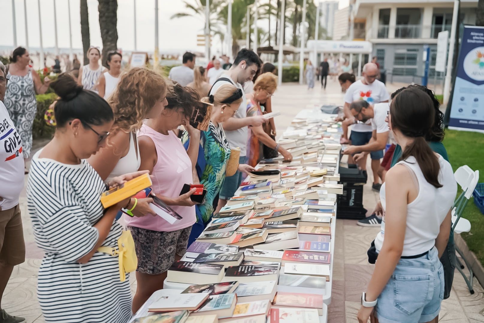 El punto de compra del paseo marítimo atrajo a gran número de vecinos y veraneantes.