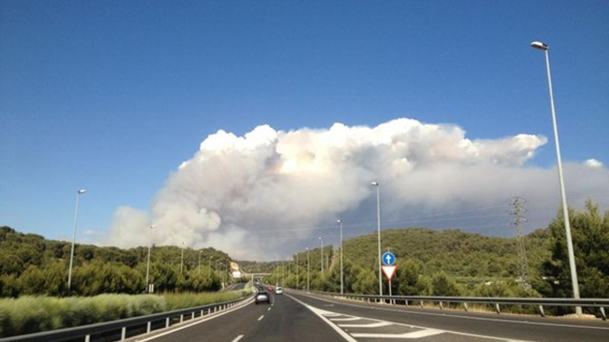 El incendio visto desde la C-32.