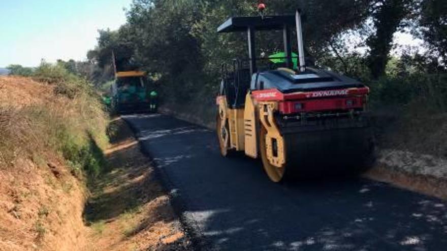 Les màquines asfaltadores, treballant en el camí.