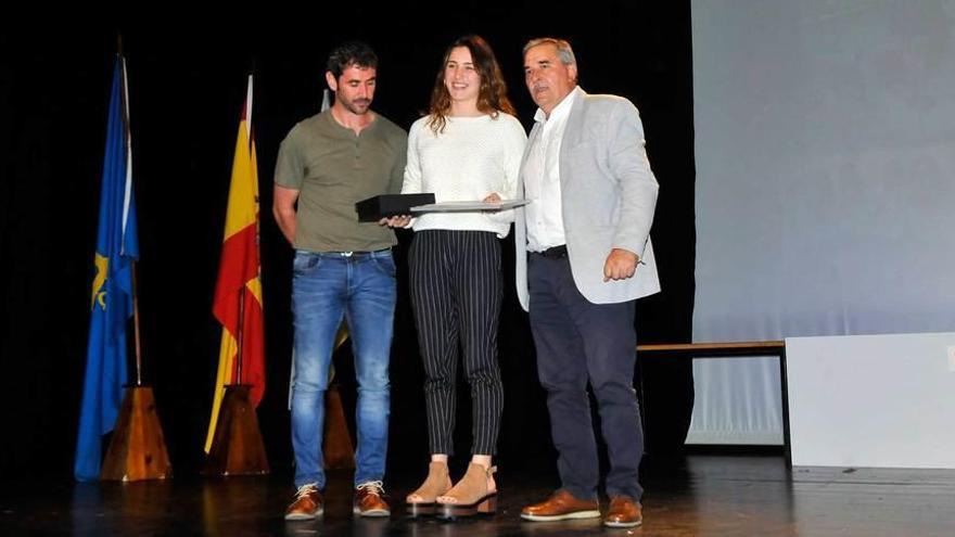 Aroa Silva, en el centro, recoge el premio por su participación con la selección nacional.