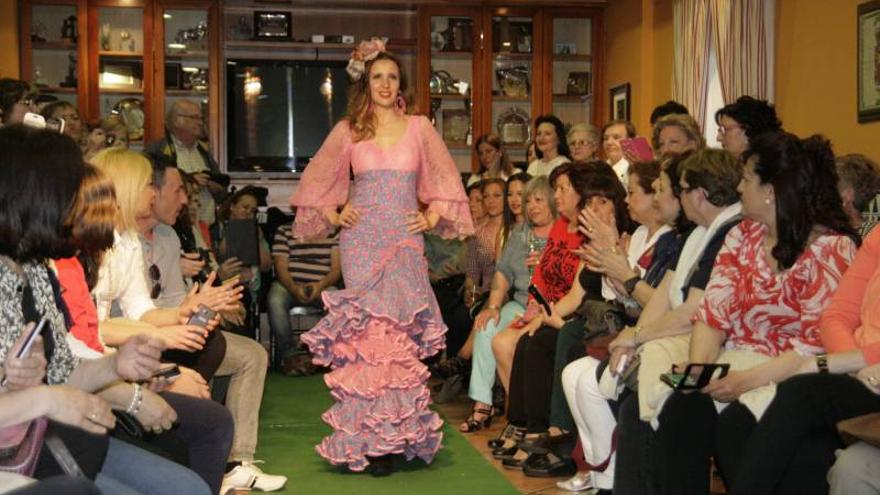 Charo Lastra lució sus propuestas en moda flamenca