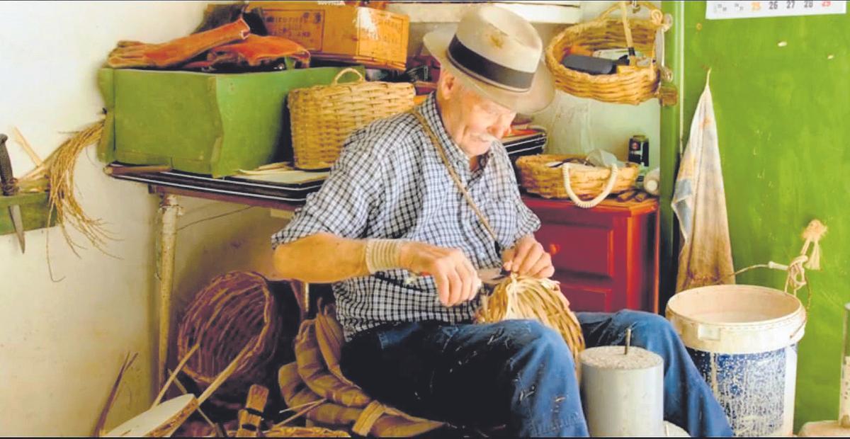 Eulogio trabajando en una cesta, en un fotograma del cortometraje.