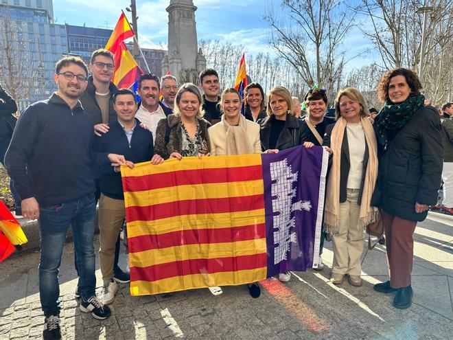 La delegación del PP de Baleares, encabezada por su presidenta, Marga Prohens, en el acto organizado por el partido contra la Ley de Amnistía, en la plaza de España de Madrid