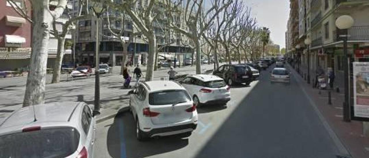 Coches estacionados en la zona azul del paseo Lluís Vives de Oliva.
