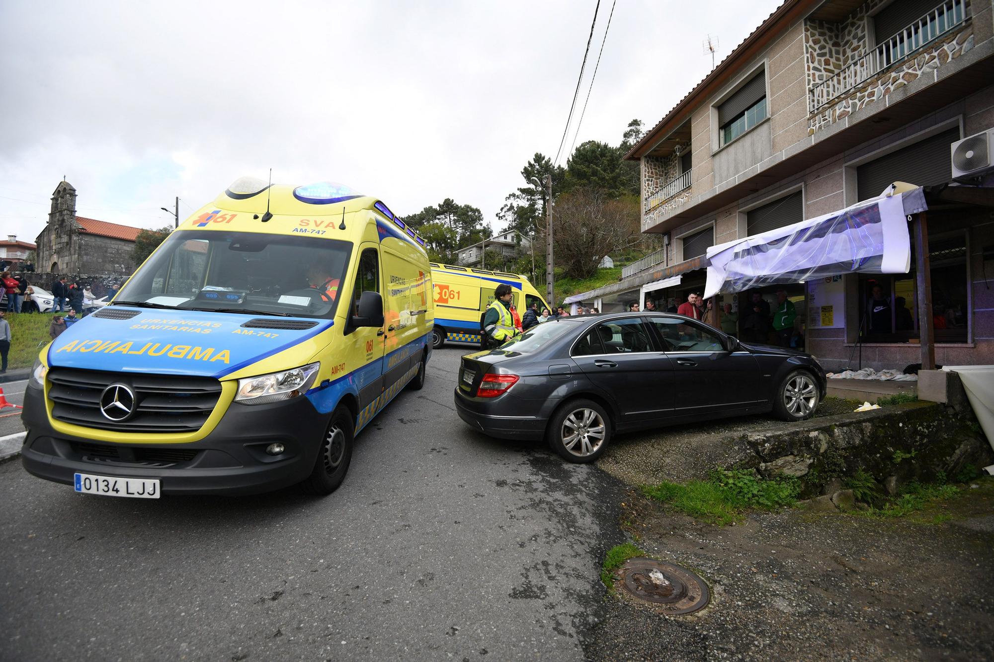 Dos muertos en Vilaboa arrollados por un vehículo cuando jugaban la partida en un bar