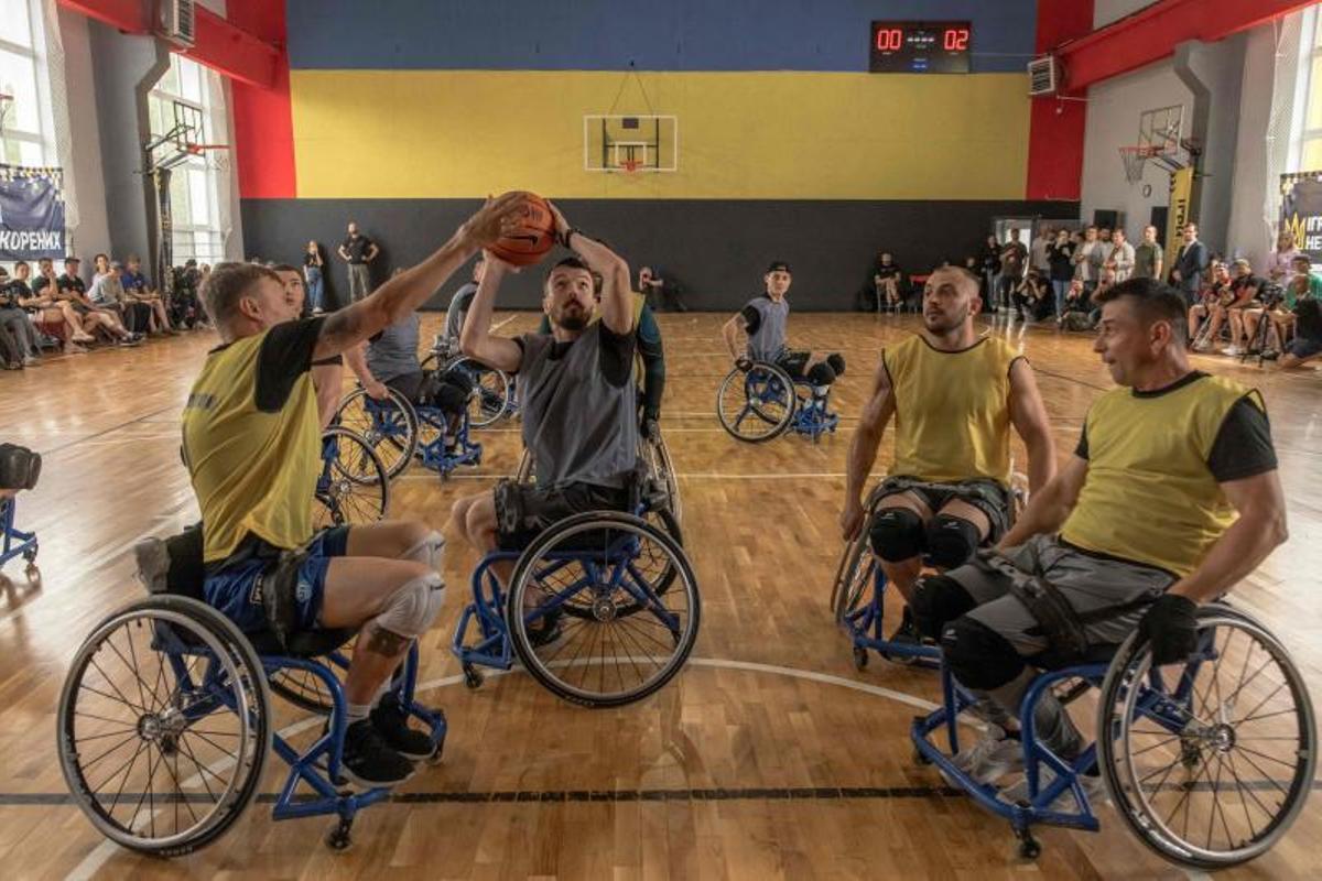 Ex-soldados ucranianos heridos, se recuperan jugando a baloncesto en silla de ruedas