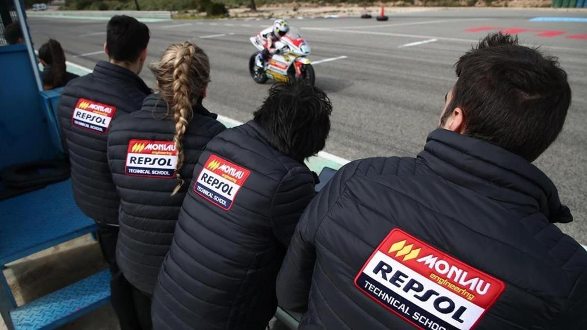 Los nuevos ingenieros de motorsport del Máster Monlau Repsol acuden a unas carreras en Montmeló como prácticas.