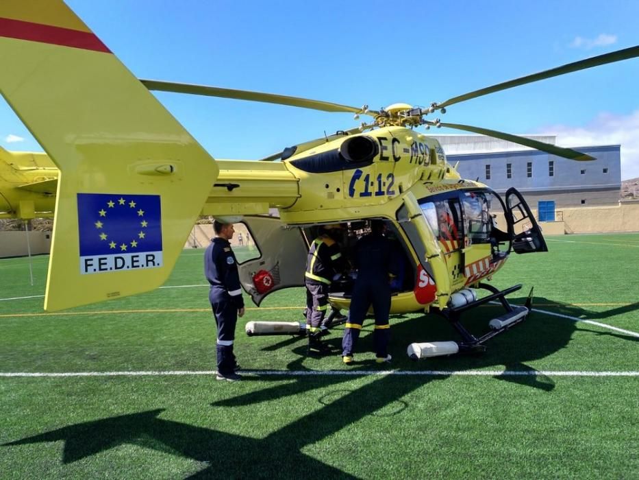 Traslado de un menor lesionado en el muelle de Arinaga