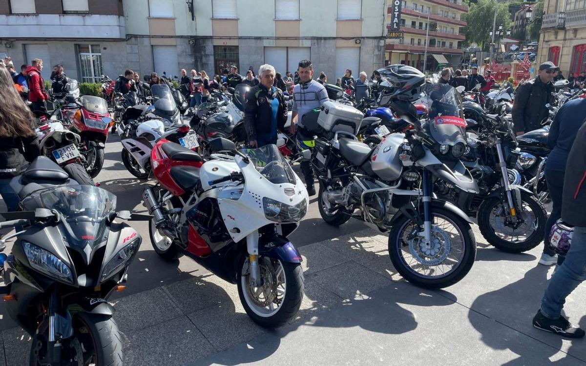 Cientos de motos estacionadas en la plaza de España.   | // FDV