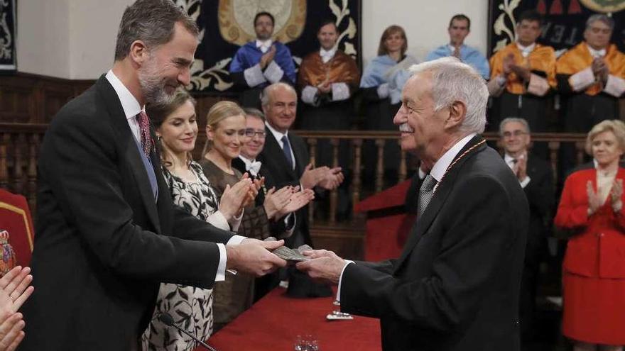 El Rey entrega el galardón a Eduardo Mendoza en presencia de la reina Letizia y otras autoridades.