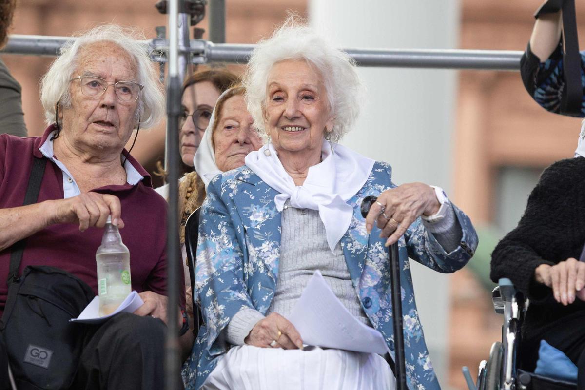 Estela de Carlotto y Adolfo Pérez Esquivel, premio Nobel de la Paz, el 24 de marzo de 2024 en Buenos Aires.