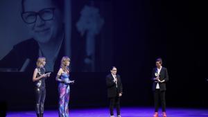 La realizadora húngara, Ildikó Enredi (2d), antes de recibir el premio de honor durante la Gala de Inauguración del 18 Festival de Cine Europeo de Sevilla que se celebra este viernes en la capital andaluza.