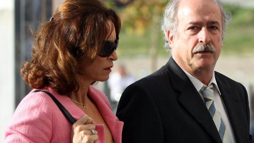 El abogado chileno y principal imputado en el juicio del caso &quot;Ballena Blanca&#039;, Fernando del Valle, acompañado por su esposa, llega a la Audiencia Provincial de Málaga donde se juzga el supuesto blanqueo de 12 millones de euros procedentes de la actividad de mafias criminales a través de su bufete.