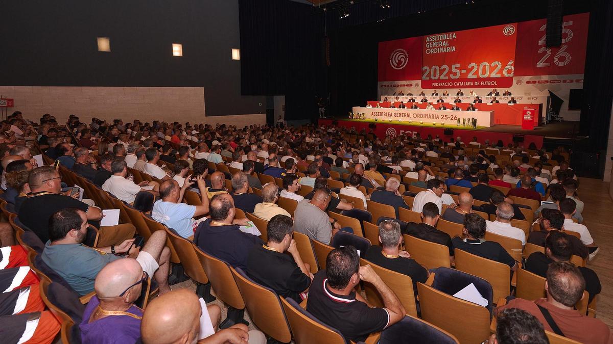 Imatge de la multitudinària assemblea que va tenir lloc a Sant Cugat del Vallès