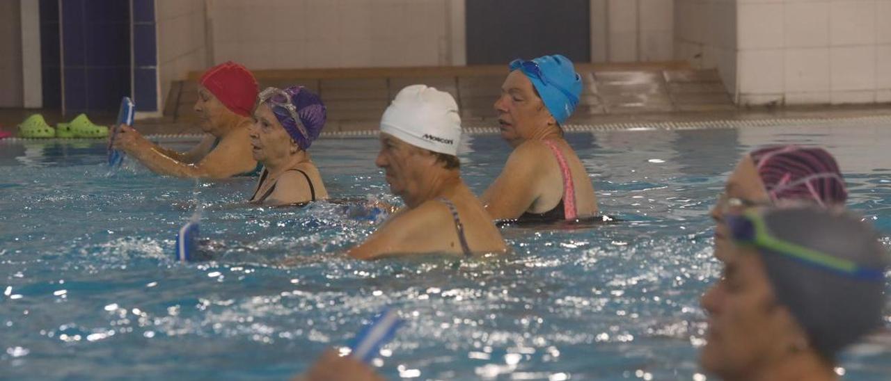 Usuarios de la piscina durante una clase de gimnasia acuática.