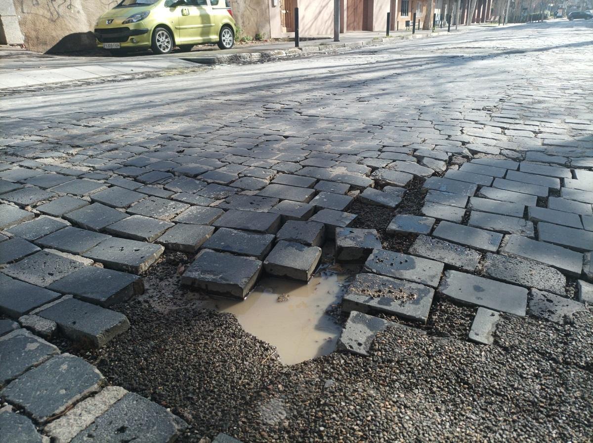 La brigada municipal tapa amb asfalt els clots quan salten les llambordes.