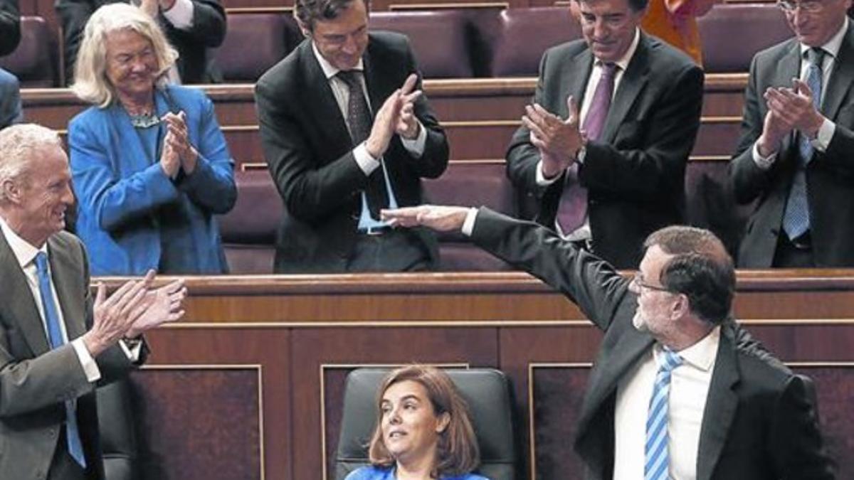 la bancada popular aplaude a Mariano Rajoy ayer en el Congreso de los Diputados.