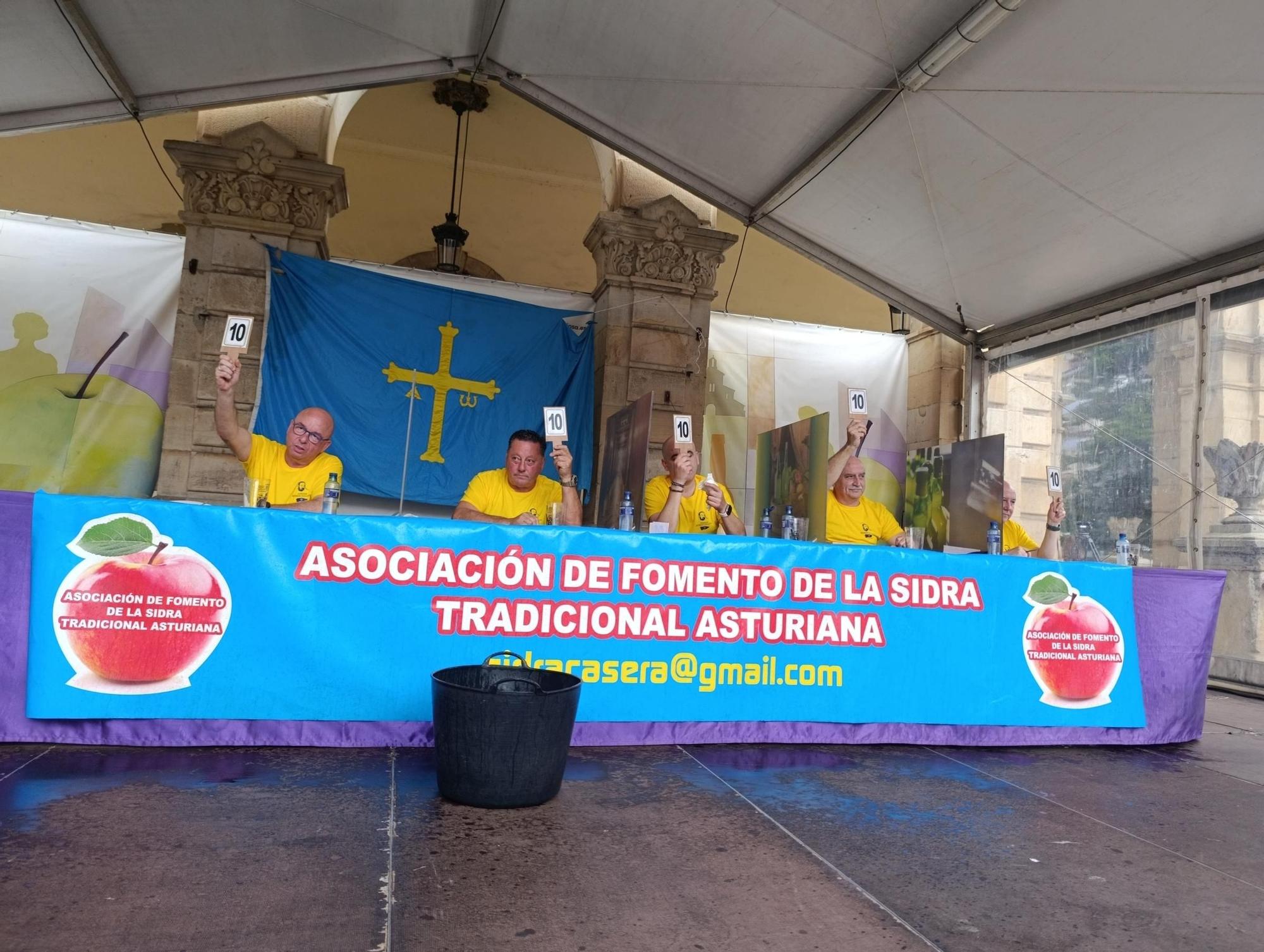 Héctor García, de Llanes,  gana la "champions" de la sidra casera en Villaviciosa