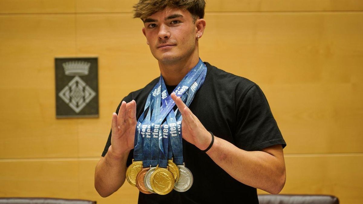Pau Jiménez, amb les medalles del Campionat d'Espanya, a la Diputació de Girona.