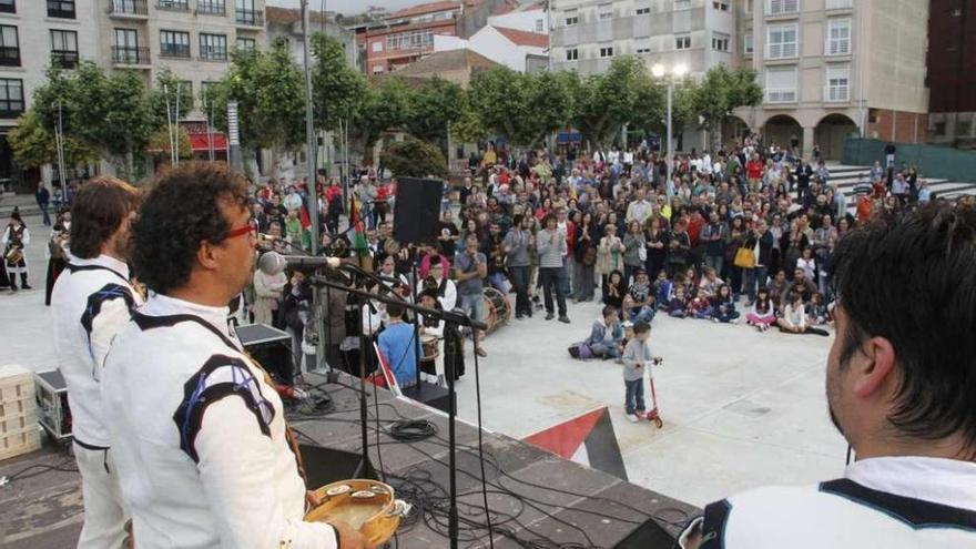 Un momento de la actuación ayer en la Praza Massó de Bueu. // Santos Álvarez