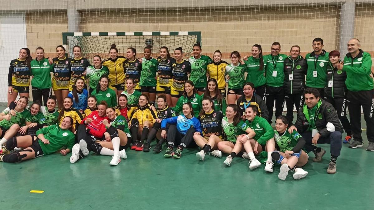 Las jugadoras de ambos equipos posan a la conclusión del choque. // FDV