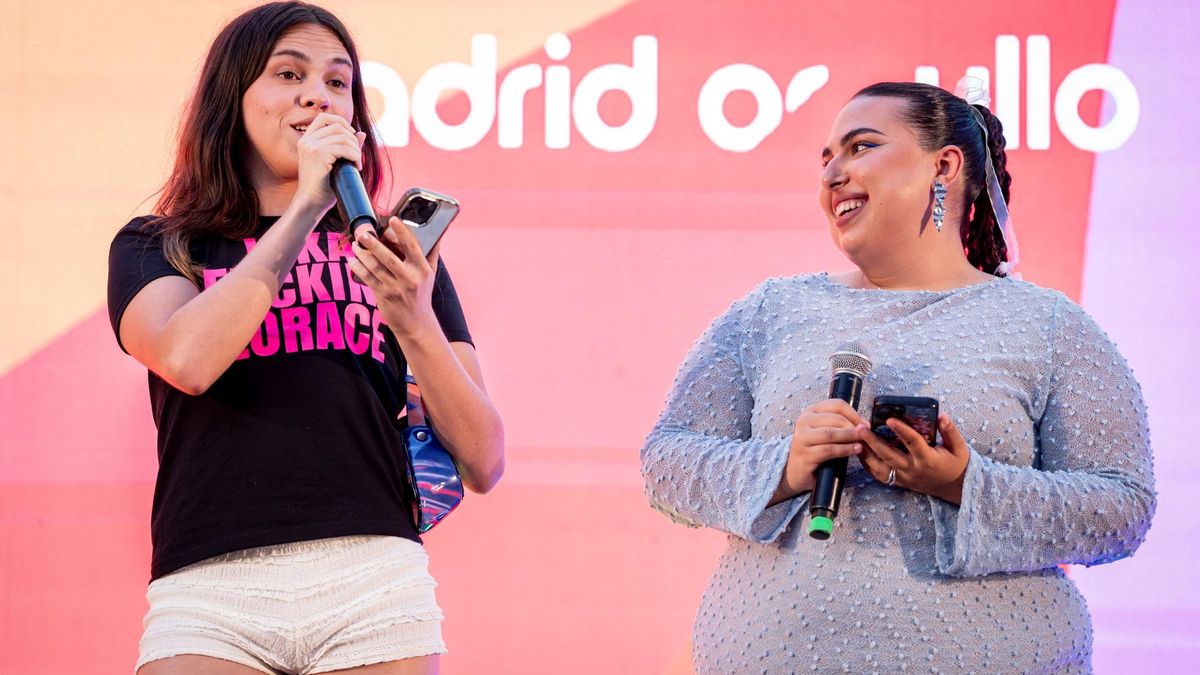 Yeseni habla al público en Madrid.